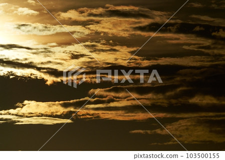 多雲的夏日清晨天空・天空限定・長焦・220730am 103500155