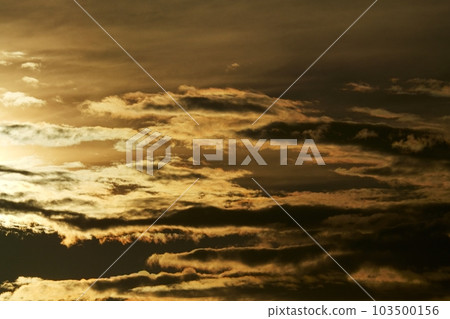 多雲的夏日清晨天空・天空限定・長焦・220730am 103500156