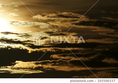 多雲的夏日清晨天空・天空限定・長焦・220730am 103500157