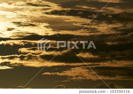 多雲的夏日清晨天空・天空限定・長焦・220730am 103500158