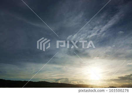 多雲的夏日早晨天空・主天空・廣角・220730am 103500276