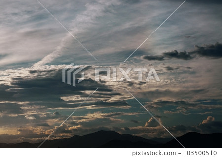 Summer morning sky with various clouds and halos ・Sky mainly ・220730am Summer morning sky with various clouds and halos ・Sky mainly ・220730am 103500510
