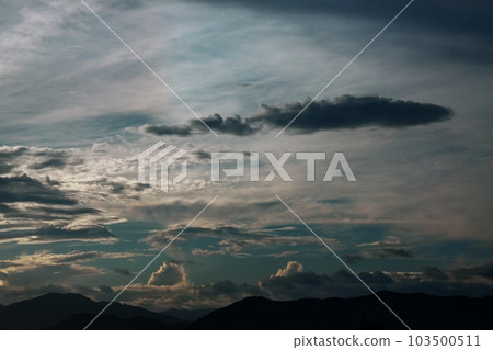 夏季早晨的天空有各種雲和光暈・主要是天空・220730am 夏季早晨的天空有各種雲和光暈・主要是天空・220730am 103500511