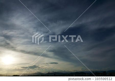 夏季早晨的天空有各種雲和光暈・主要是天空・220730am 夏季早晨的天空有各種雲和光暈・主要是天空・220730am 103500512