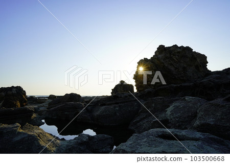 Shiosezaki rocky reef area Strangely shaped rocks and strange stones Light beams of light Sun peeking through the rocks Light shining in Shiosezaki rocky reef area Strangely shaped rocks and strange stones Light beams of light Sun peeking through the rocks Light shining in 103500668