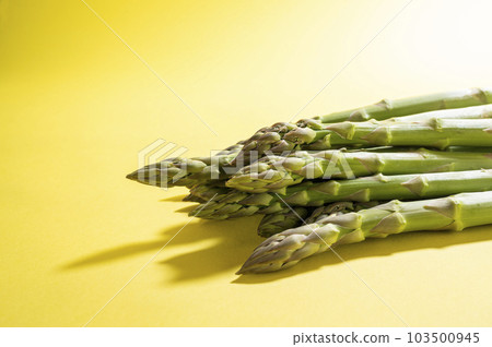 Fresh green asparagus 103500945