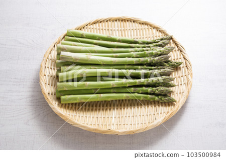Fresh green asparagus 103500984