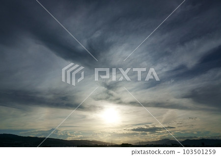 多雲的夏日早晨天空・主天空・廣角・220730am 多雲的夏日早晨天空・主天空・廣角・220730am 103501259