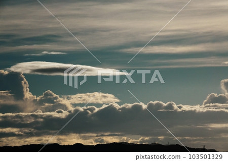 多雲的夏日清晨天空/Sky main/Telephoto/220730am 103501329