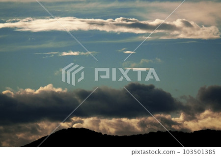 多雲的夏日清晨天空/Sky main/Telephoto/220730am 多雲的夏日清晨天空/Sky main/Telephoto/220730am 103501385
