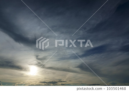 多雲的夏日早晨天空・主天空・廣角・220730am 103501468