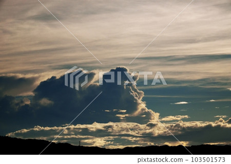 多雲的夏日清晨天空/Sky main/Telephoto/220730am 多雲的夏日清晨天空/Sky main/Telephoto/220730am 103501573