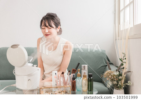 A woman who does face care, skin care, and deep cleansing with a facial steamer/facial device 103501999