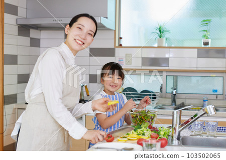 媽媽和孩子一起做飯 媽媽和孩子一起做飯 103502065