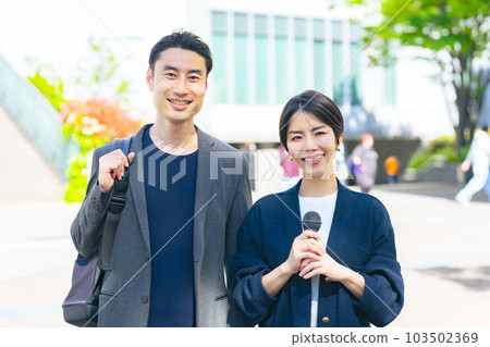 站在街上的男男女女記者播音員 103502369