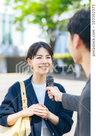 接受街頭採訪的婦女 103502373