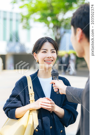 接受街頭採訪的婦女 103502374