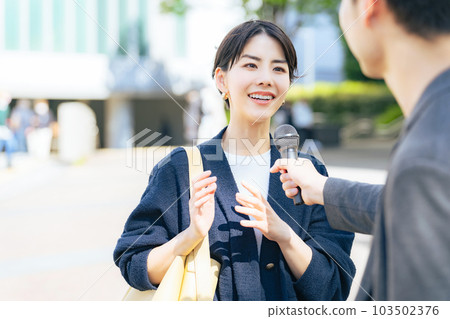 接受街頭採訪的婦女 103502376