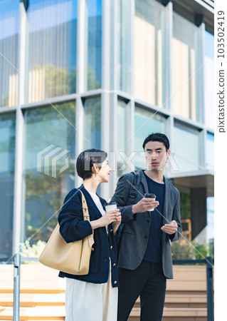 A couple walking in a fashionable city 103502419