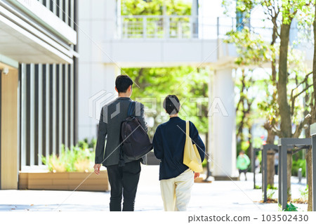 一對夫婦走在時尚城市的背影 103502430