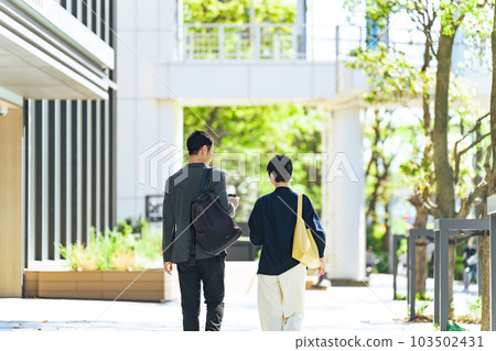 一對夫婦走在時尚城市的背影 103502431