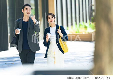 走在時尚都市的情侶 103502435