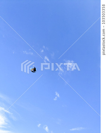一頂帽子扔在夏日的藍天上 一頂帽子扔在夏日的藍天上 103503358