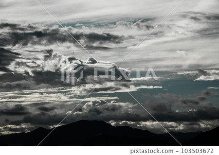 多雲的夏日清晨天空/Sky main/Telephoto/220730am 103503672