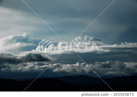 多雲的夏日清晨天空/Sky main/Telephoto/220730am 多雲的夏日清晨天空/Sky main/Telephoto/220730am 103503673