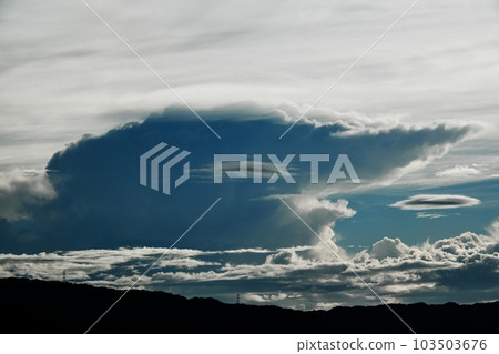 多雲的夏日清晨天空/Sky main/Telephoto/220730am 103503676