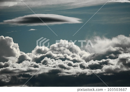Summer morning sky with various clouds/Sky main/Telephoto/220730am 103503687