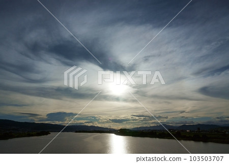 夏季早晨的天空有各種雲和光暈・主要是天空・220730am 103503707