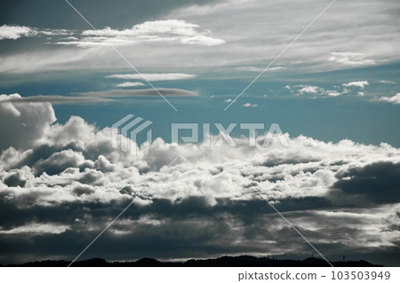 多雲的夏日清晨天空/Sky main/Telephoto/220730am 多雲的夏日清晨天空/Sky main/Telephoto/220730am 103503949