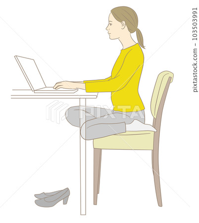 腰彎的女人,坐在一把破椅子上,做著案頭工作 腰彎的女人,坐在一把破椅子上,做著案頭工作 103503991