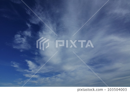 夏日清晨的天空，白雲在藍天中蔓延・Sky main・220730am 103504003