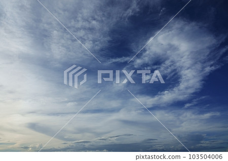 夏日清晨的天空,白雲在藍天中蔓延・Sky main・220730am 夏日清晨的天空,白雲在藍天中蔓延・Sky main・220730am 103504006