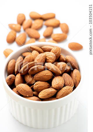 杏仁。據說堅果含有大量的維生素E和膳食纖維,對美容和健康都有好處。 (垂直構圖) 杏仁。據說堅果含有大量的維生素E和膳食纖維,對美容和健康都有好處。 (垂直構圖) 103504151