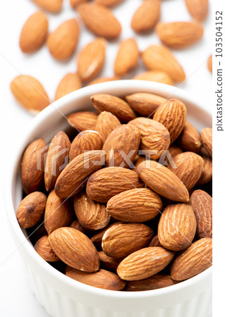 杏仁。據說堅果含有大量的維生素E和膳食纖維，對美容和健康都有好處。 （垂直構圖） 103504152