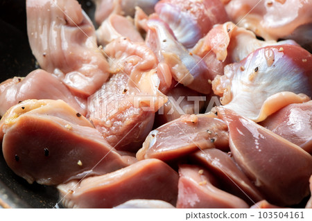 Fry chicken gizzards in a frying pan (fry with salt and pepper). Fry chicken gizzards in a frying pan (fry with salt and pepper). 103504161