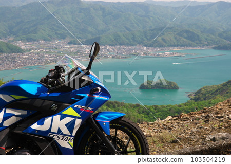 Landscape with emerald green sea and bikes at sunset 103504219