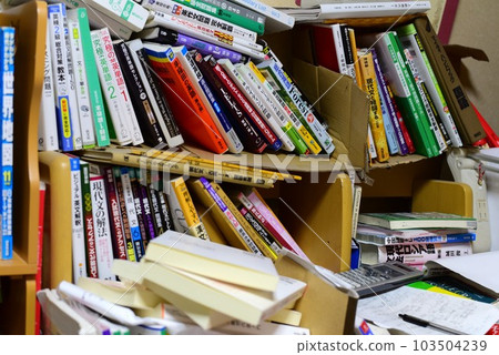 凌亂的學生課桌 103504239