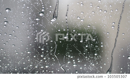 水滴在窗戶上 103505307