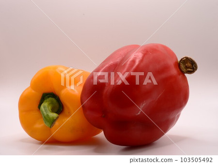 紅色和黃色的辣椒 103505492