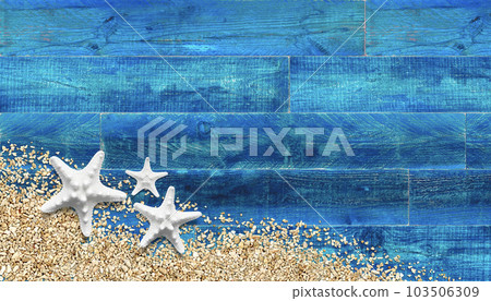 白色海星和珊瑚沙，夏季彩色木甲板背景 103506309
