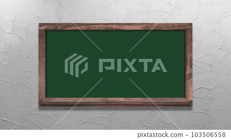 抹平的白牆上有深色橡木架子的黑板 103506558