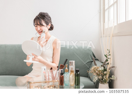 Young Asian woman using water peeling, pore care, facial equipment 103507535