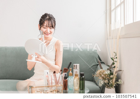 使用水去角質、毛孔護理、面部設備的年輕亞洲女性 103507541