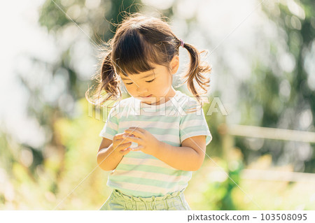 兒童、幼兒園兒童、在日落時分在戶外、露營地、公園玩耍的女孩 103508095