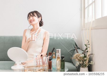 亞洲女性用保健品按摩僵硬的肩膀 103508235