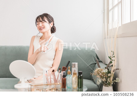 亞洲女性用保健品按摩僵硬的肩膀 103508236